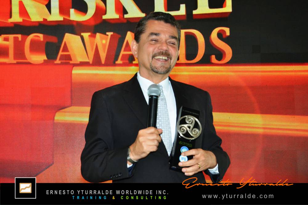 Ernesto Yturralde recibe el Premio Triskel de Platino de IFS
